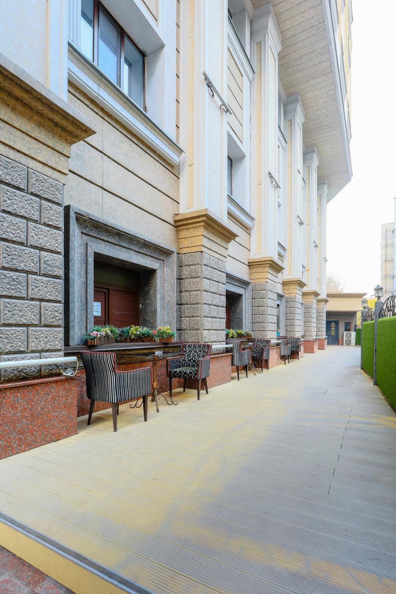 Grand Opera Hotel Alma-Ata Buitenkant foto