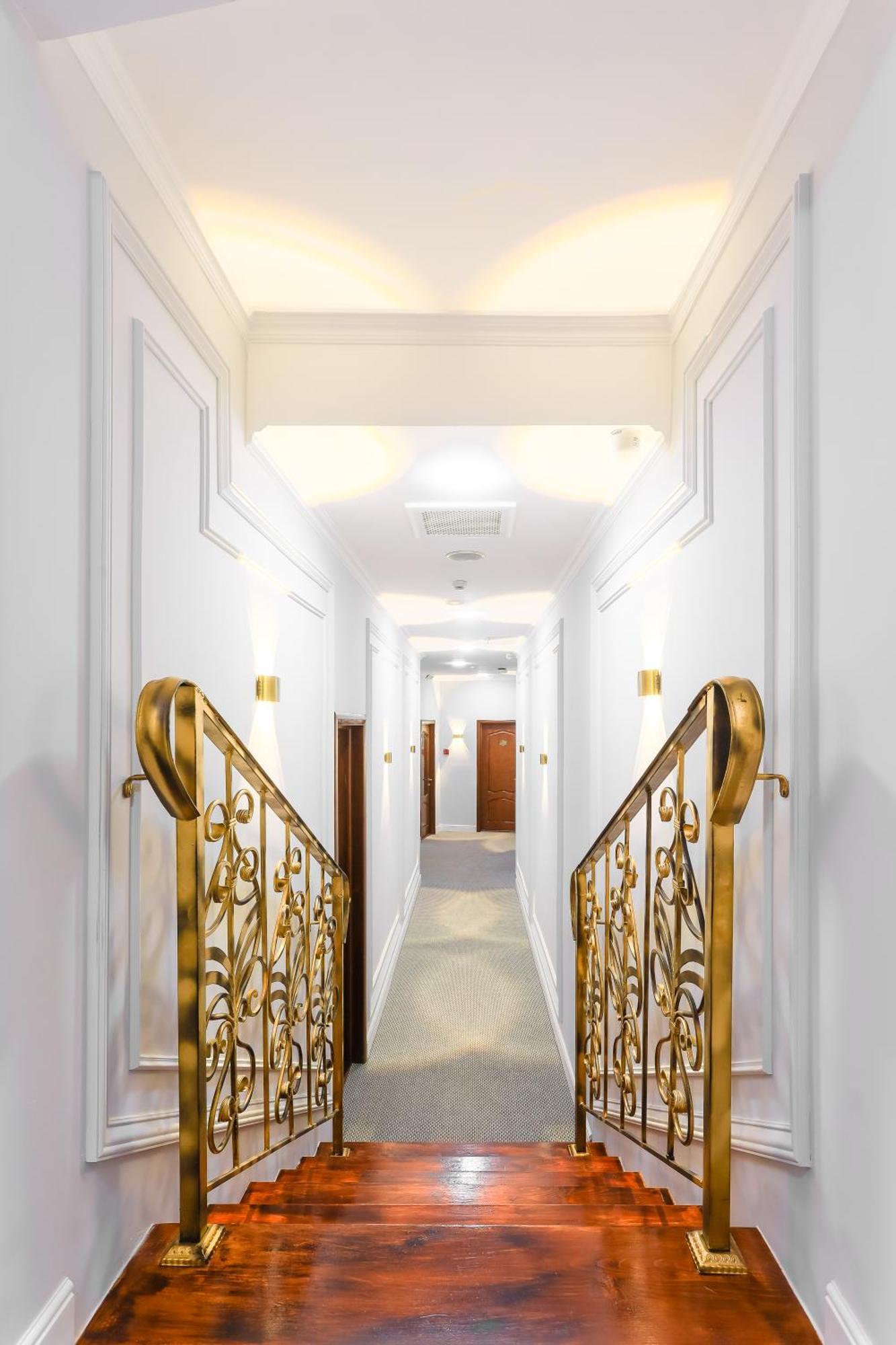 Grand Opera Hotel Alma-Ata Buitenkant foto